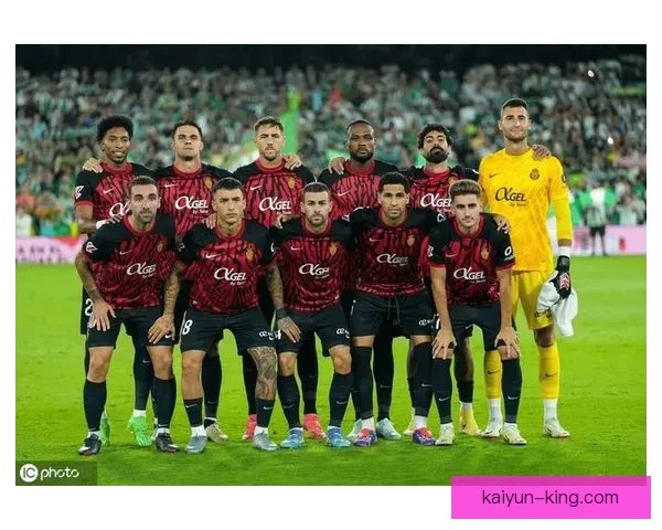 西甲冠军荣耀再现，新霸主崛起备受关注，足球激情再度燃烧。